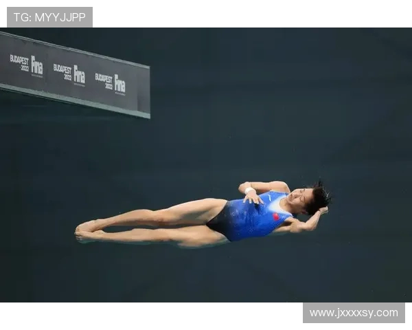 从高空到水花之间探秘跳水运动员的勇气与完美瞬间 从高空到水花之间探秘跳水运动员的勇气与完美瞬间