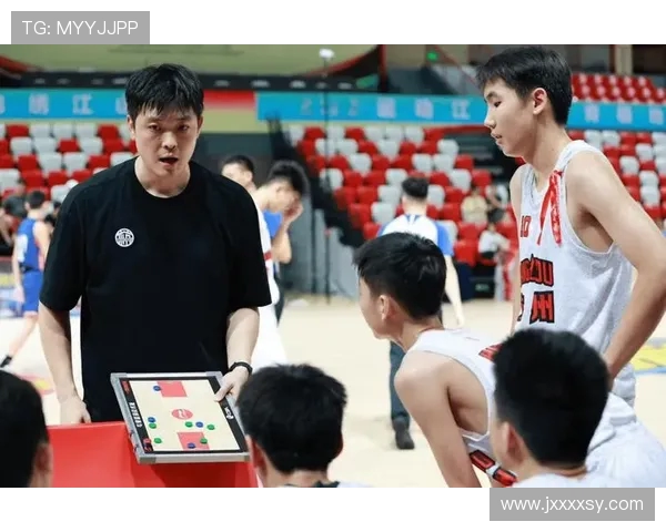 杭州篮球队整体压制表现分析与未来发展方向探讨