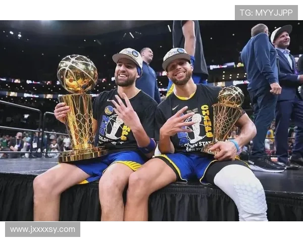 凯尔特人与勇士巅峰对决海报展现篮球激情与荣耀之战